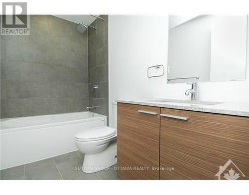 808 - 354 Gladstone Avenue, Ottawa, ON - Indoor Photo Showing Bathroom