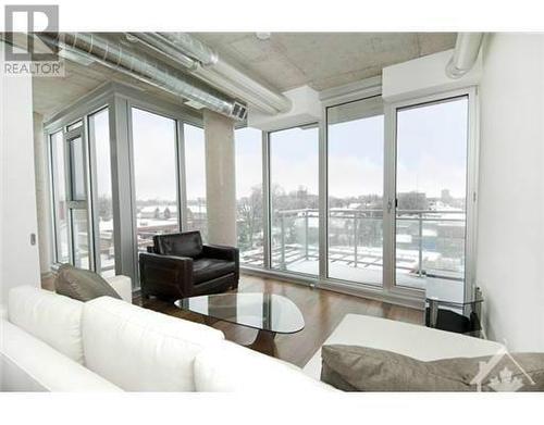 354 Gladstone Avenue Unit#808, Ottawa, ON - Indoor Photo Showing Living Room