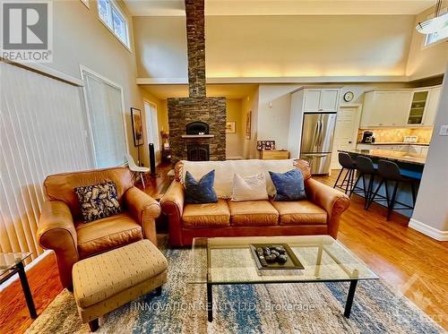 106 Shanmarie Lane, Ottawa, ON - Indoor Photo Showing Living Room