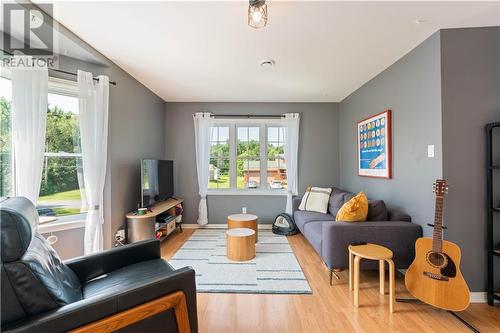 6123 Macbain Street, Bainsville, ON - Indoor Photo Showing Living Room