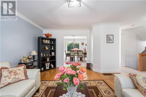 6123 Macbain Street, Bainsville, ON - Indoor Photo Showing Living Room