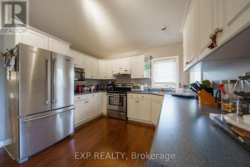 28 Schreyer Drive, St. Thomas, ON - Indoor Photo Showing Kitchen