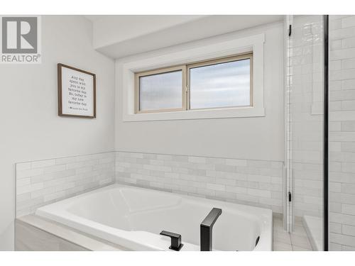 1137 Long Ridge Drive, Kelowna, BC - Indoor Photo Showing Bathroom