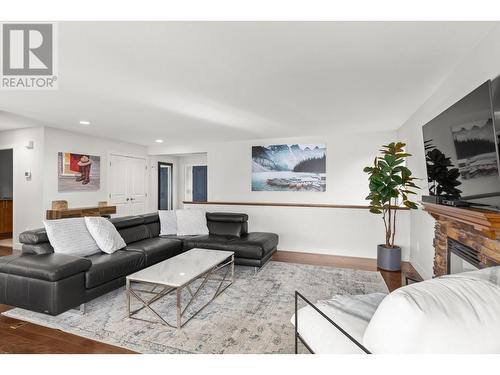 1137 Long Ridge Drive, Kelowna, BC - Indoor Photo Showing Living Room