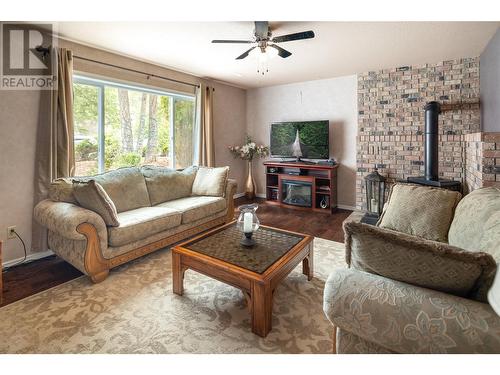 1635 Blackwood Drive, West Kelowna, BC - Indoor Photo Showing Living Room