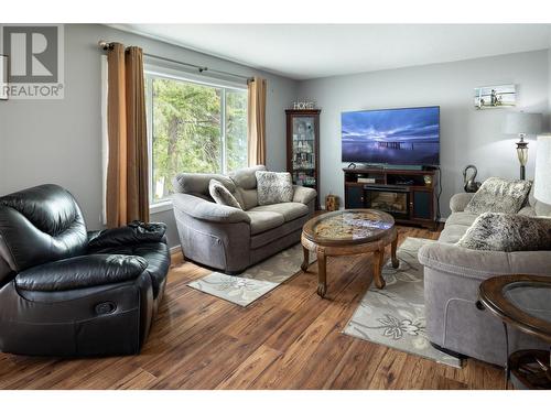 1635 Blackwood Drive, West Kelowna, BC - Indoor Photo Showing Living Room