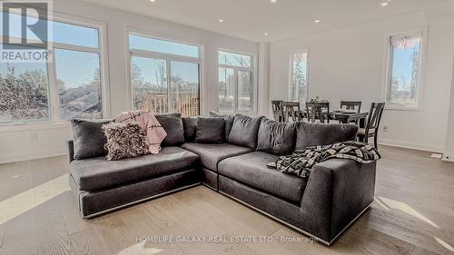 97 Chelliah Court, Toronto, ON - Indoor Photo Showing Living Room