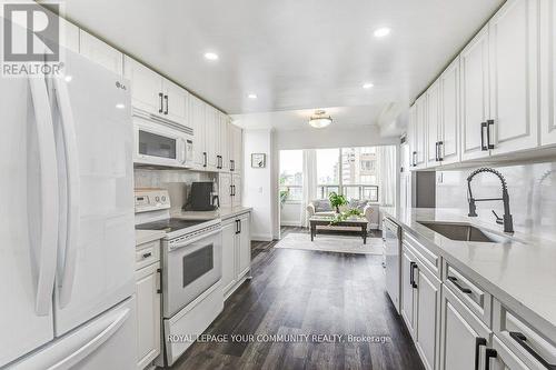 2502 - 195 Wynford Drive, Toronto, ON - Indoor Photo Showing Kitchen