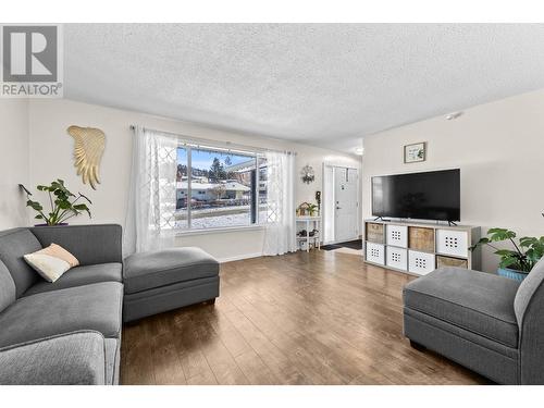 174 Ponderosa Avenue, Logan Lake, BC - Indoor Photo Showing Living Room