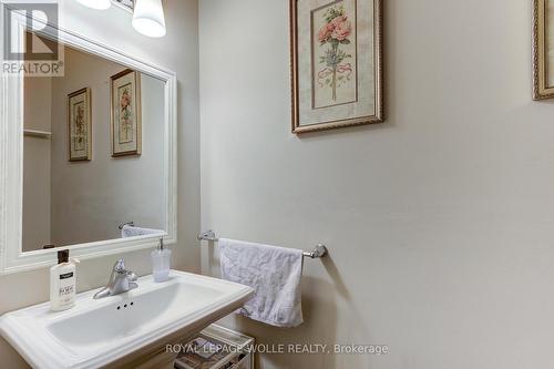 8 Beatrice Lane, Kitchener, ON - Indoor Photo Showing Bathroom