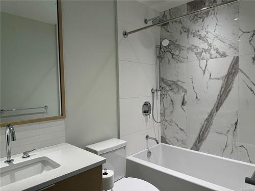 407-1916 Oak Bay Ave, Victoria, BC - Indoor Photo Showing Bathroom