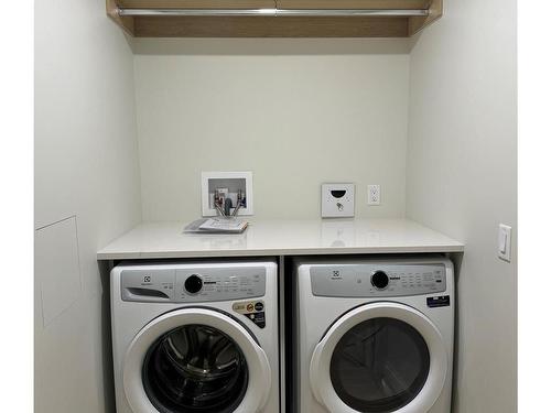 407-1916 Oak Bay Ave, Victoria, BC - Indoor Photo Showing Laundry Room