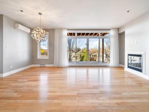 Dining room - 308-750 Rue Du Docteur-Chevrier, Saint-Lambert, QC - Indoor With Fireplace