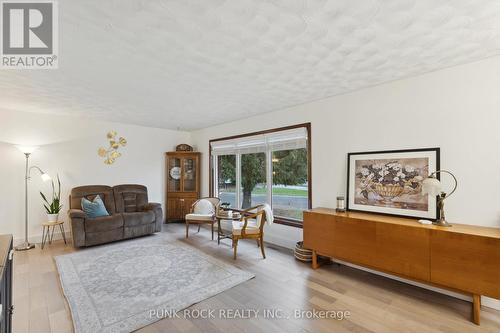 298 Maccrae Drive, Haldimand, ON - Indoor Photo Showing Living Room