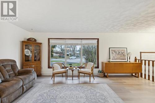 298 Maccrae Drive, Haldimand, ON - Indoor Photo Showing Living Room