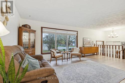 298 Maccrae Drive, Haldimand, ON - Indoor Photo Showing Living Room