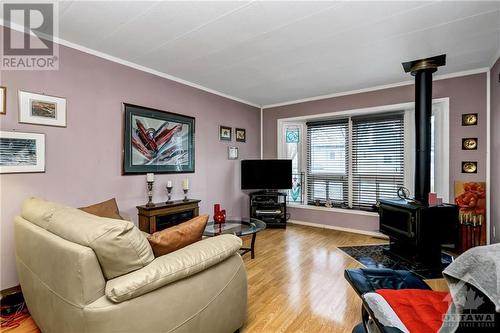 6 Ash Street, Ottawa, ON - Indoor Photo Showing Living Room