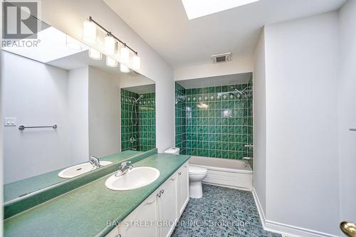 112 Colesbrook Road, Richmond Hill, ON - Indoor Photo Showing Bathroom