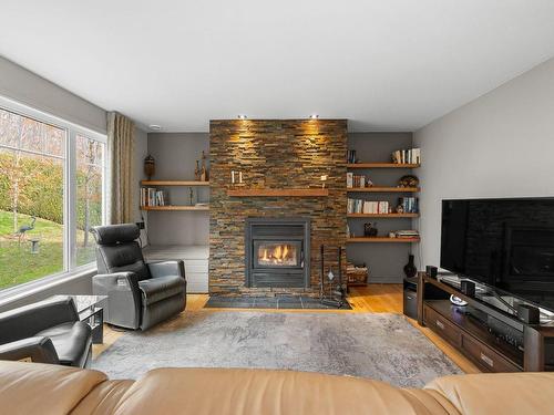 Salon - 404 Rue Des Sizerins, Lévis (Les Chutes-De-La-Chaudière-Ouest), QC - Indoor Photo Showing Living Room With Fireplace