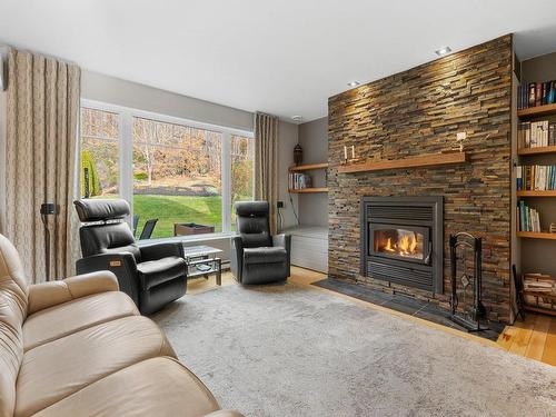 Salon - 404 Rue Des Sizerins, Lévis (Les Chutes-De-La-Chaudière-Ouest), QC - Indoor Photo Showing Living Room With Fireplace