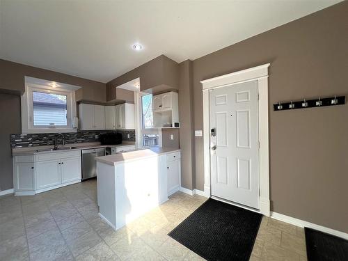 303 Heron Street, Thunder Bay, ON - Indoor Photo Showing Kitchen With Double Sink