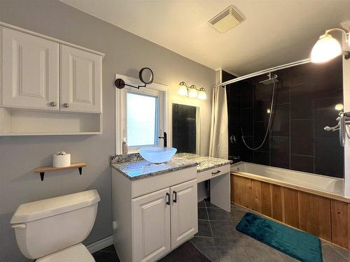 303 Heron Street, Thunder Bay, ON - Indoor Photo Showing Bathroom