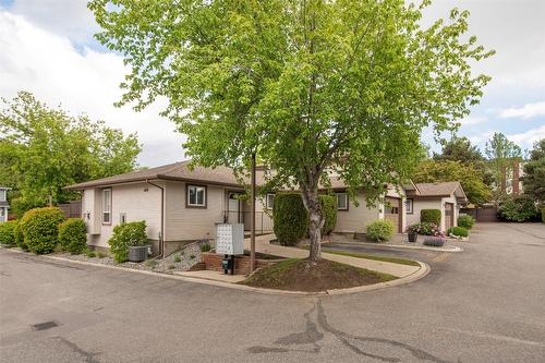 131-133 Wyndham Crescent, Kelowna, BC - Outdoor With Facade