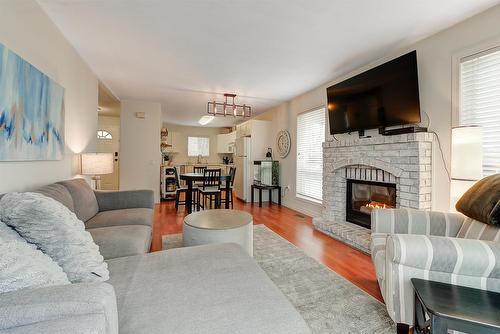 131-133 Wyndham Crescent, Kelowna, BC - Indoor Photo Showing Living Room With Fireplace