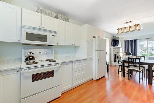 131-133 Wyndham Crescent, Kelowna, BC - Indoor Photo Showing Kitchen