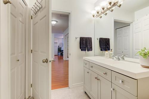 131-133 Wyndham Crescent, Kelowna, BC - Indoor Photo Showing Bathroom