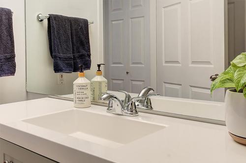 131-133 Wyndham Crescent, Kelowna, BC - Indoor Photo Showing Bathroom