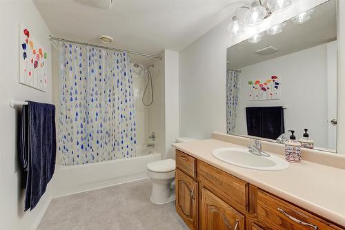 131-133 Wyndham Crescent, Kelowna, BC - Indoor Photo Showing Bathroom