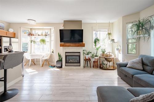 101-952 Lawson Avenue, Kelowna, BC - Indoor Photo Showing Living Room With Fireplace