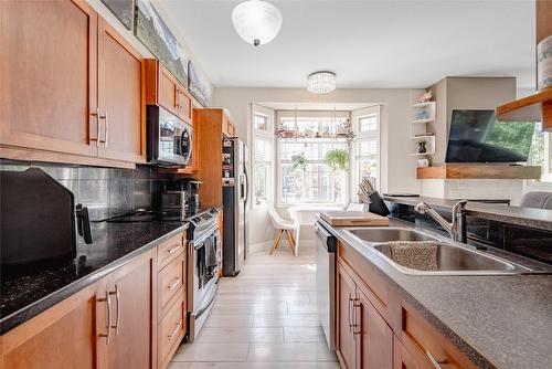 101-952 Lawson Avenue, Kelowna, BC - Indoor Photo Showing Kitchen With Double Sink