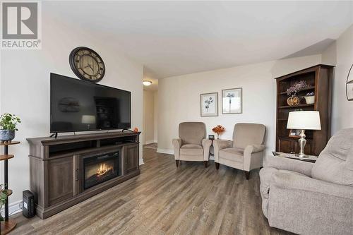 10 Derby Lane Unit# 804, Sarnia, ON - Indoor Photo Showing Living Room