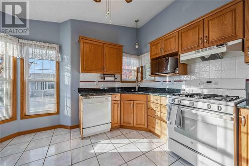 5700 Blackwell Sideroad Unit# 295, Sarnia, ON - Indoor Photo Showing Kitchen