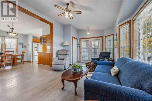 5700 Blackwell Sideroad Unit# 295, Sarnia, ON - Indoor Photo Showing Living Room