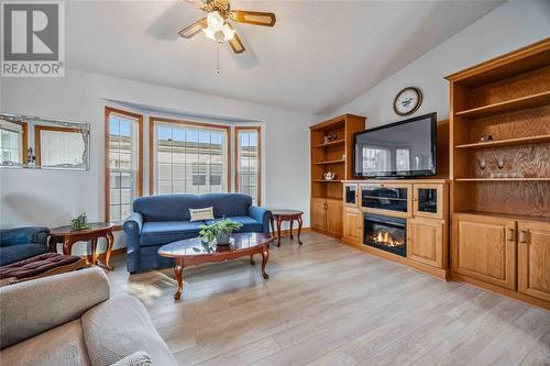 5700 Blackwell Sideroad Unit# 295, Sarnia, ON - Indoor Photo Showing Living Room