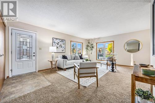 807 Prestwick Crescent, Sarnia, ON - Indoor Photo Showing Living Room