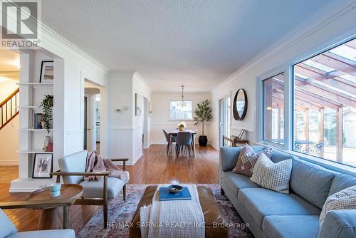 2337 Passingham Drive, Sarnia, ON - Indoor Photo Showing Living Room