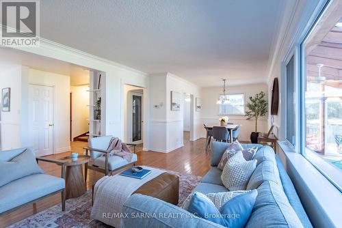 2337 Passingham Drive, Sarnia, ON - Indoor Photo Showing Living Room