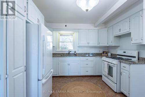 2337 Passingham Drive, Sarnia, ON - Indoor Photo Showing Kitchen