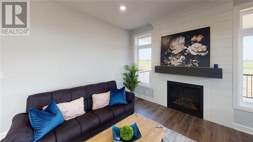 640 Ketter Way, Plympton-Wyoming, ON - Indoor Photo Showing Living Room With Fireplace