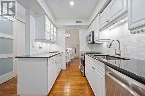 1500 Venetian Boulevard Unit# W-14, Point Edward, ON - Indoor Photo Showing Kitchen With Upgraded Kitchen