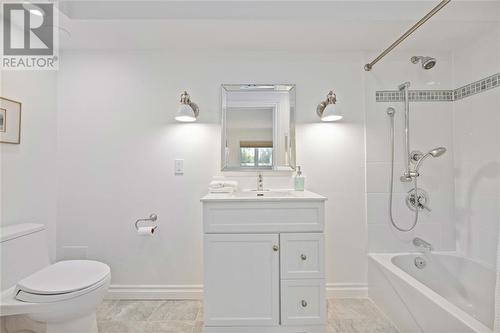 1500 Venetian Boulevard Unit# W-14, Point Edward, ON - Indoor Photo Showing Bathroom