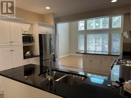 2016 Thelma Avenue, Sarnia, ON - Indoor Photo Showing Kitchen With Double Sink