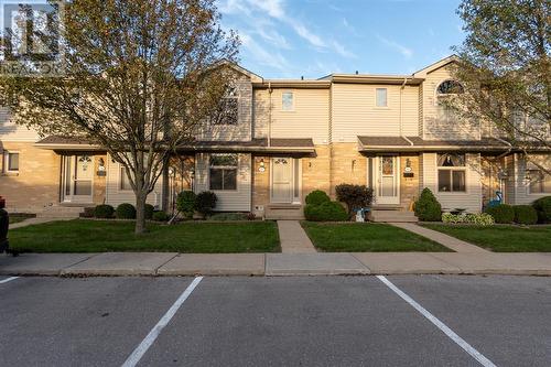 35 York Crescent Unit# 35, Sarnia, ON - Outdoor With Facade