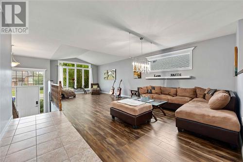 4018 Applewood Drive, Petrolia, ON - Indoor Photo Showing Living Room