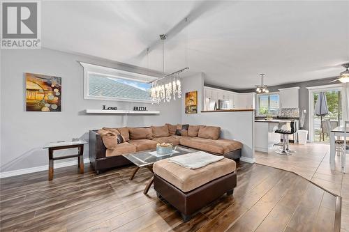 4018 Applewood Drive, Petrolia, ON - Indoor Photo Showing Living Room