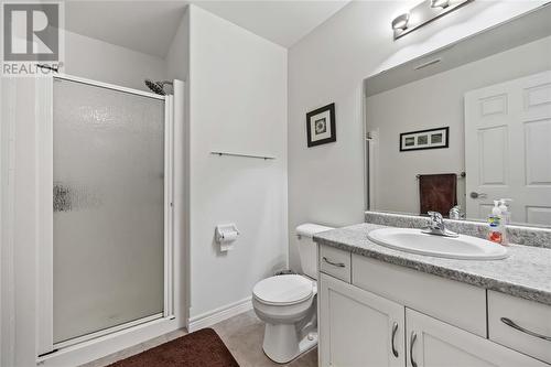 4018 Applewood Drive, Petrolia, ON - Indoor Photo Showing Bathroom